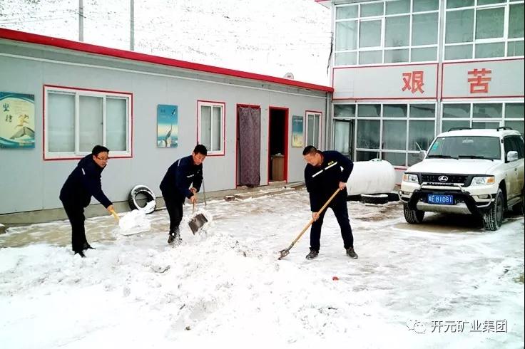 人間四月芳菲盡，山中春雪還復來
