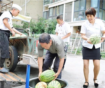 買下一整車西瓜，讓瓜農(nóng)早點(diǎn)回家